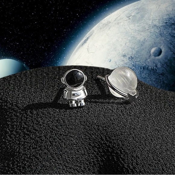 Dainty Unisex Astronaut & Planet Stud Earrings Best Friend Gift 🪐 - Picture 6 of 10